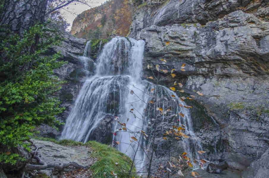 Huesca - parque nacional de Ordesa y Monte Perdido - valle de Ordesa 32 - cascada del Estrecho.jpg